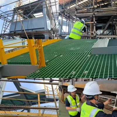 Pemasangan platform grating gentian kaca untuk aplikasi perindustrian